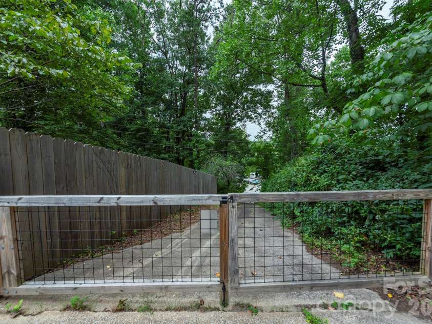 53 Vanderbilt Terrace, Asheville, NC 28806.  MLS# CAR4404446, YatesRealty ID 42186. 