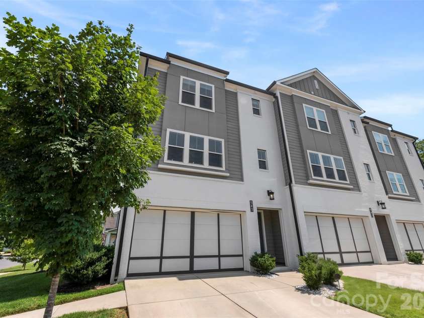 543 Greystone Road, Charlotte, NC 28209.  MLS# CAR4405427, YatesRealty ID 42193. 2 car garage
