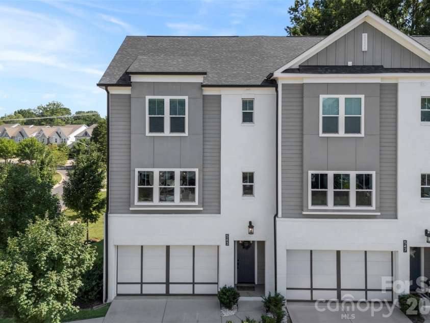 543 Greystone Road, Charlotte, NC 28209.  MLS# CAR4405427, YatesRealty ID 42193. 3 story townhome
