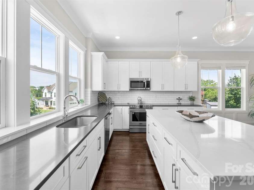 543 Greystone Road, Charlotte, NC 28209.  MLS# CAR4405427, YatesRealty ID 42193. Chef's kitchen