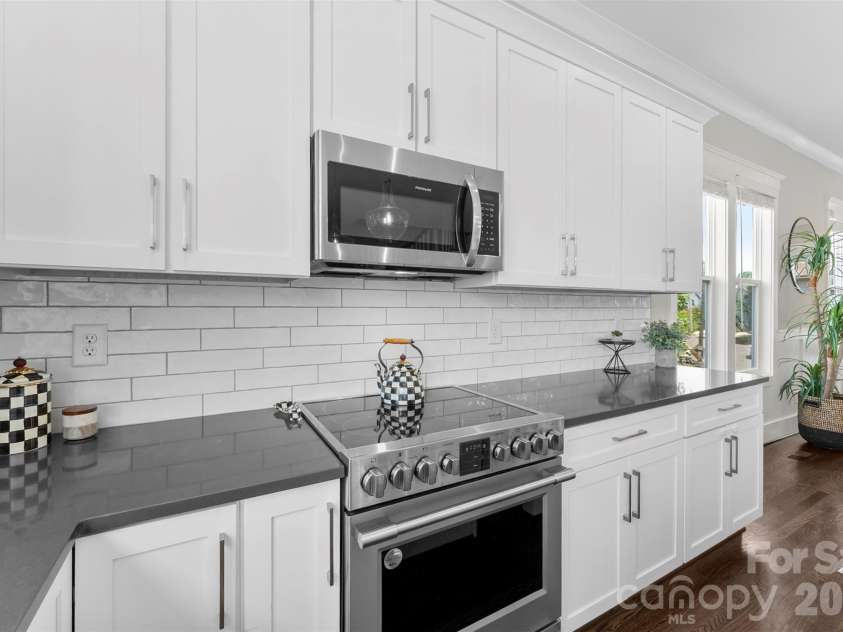 543 Greystone Road, Charlotte, NC 28209.  MLS# CAR4405427, YatesRealty ID 42193. Electric range