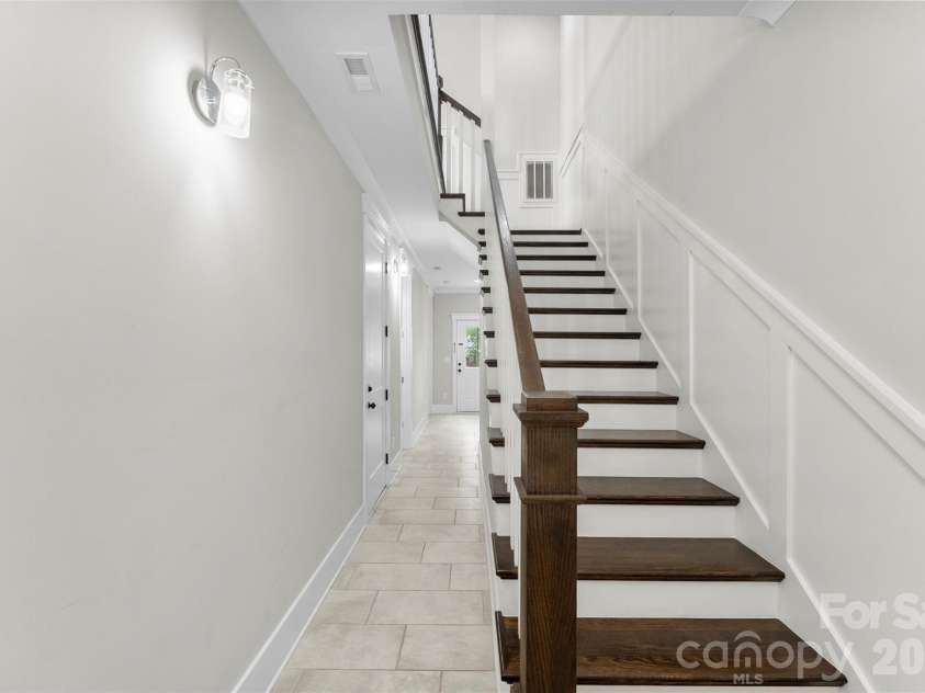 543 Greystone Road, Charlotte, NC 28209.  MLS# CAR4405427, YatesRealty ID 42193. Entry hallway