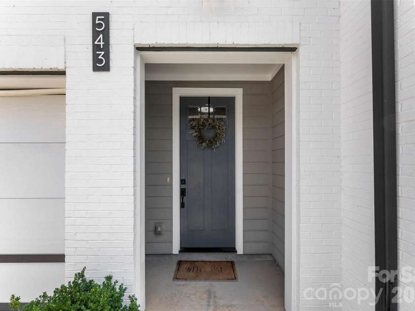 543 Greystone Road, Charlotte, NC 28209.  MLS# CAR4405427, YatesRealty ID 42193. Entryway