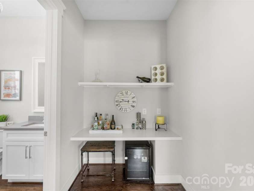 543 Greystone Road, Charlotte, NC 28209.  MLS# CAR4405427, YatesRealty ID 42193. Half bath on main level
