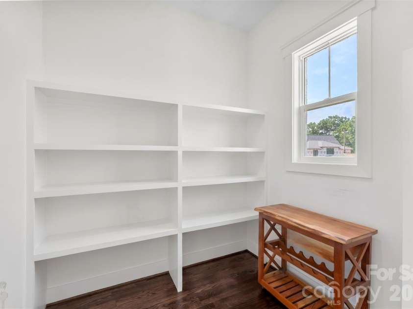 543 Greystone Road, Charlotte, NC 28209.  MLS# CAR4405427, YatesRealty ID 42193. Large walk-in pantry