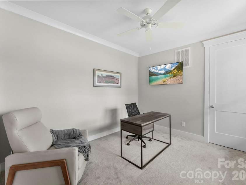 543 Greystone Road, Charlotte, NC 28209.  MLS# CAR4405427, YatesRealty ID 42193. Lower level bedroom with