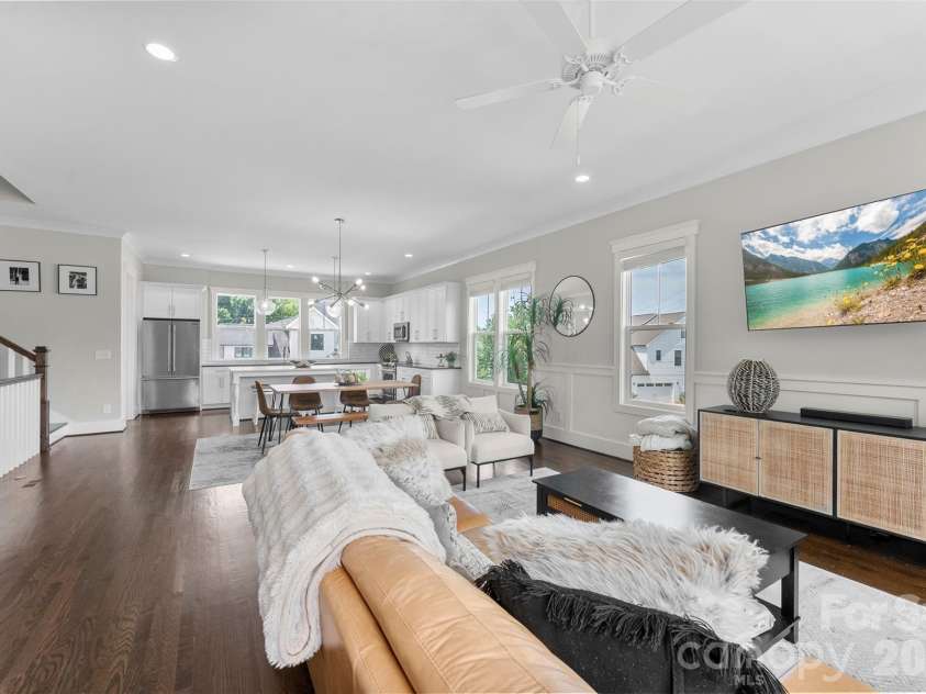 543 Greystone Road, Charlotte, NC 28209.  MLS# CAR4405427, YatesRealty ID 42193. Open floor plan