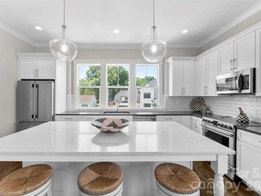 543 Greystone Road, Charlotte, NC 28209.  MLS# CAR4405427, YatesRealty ID 42193. Oversize island