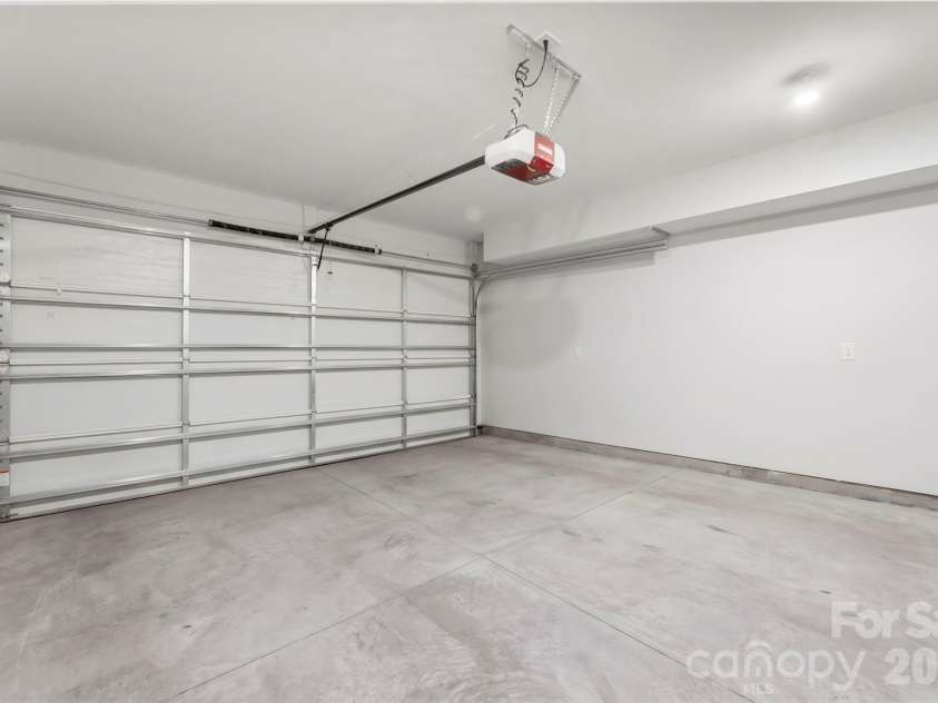 543 Greystone Road, Charlotte, NC 28209.  MLS# CAR4405427, YatesRealty ID 42193. Spacious 2 car garage