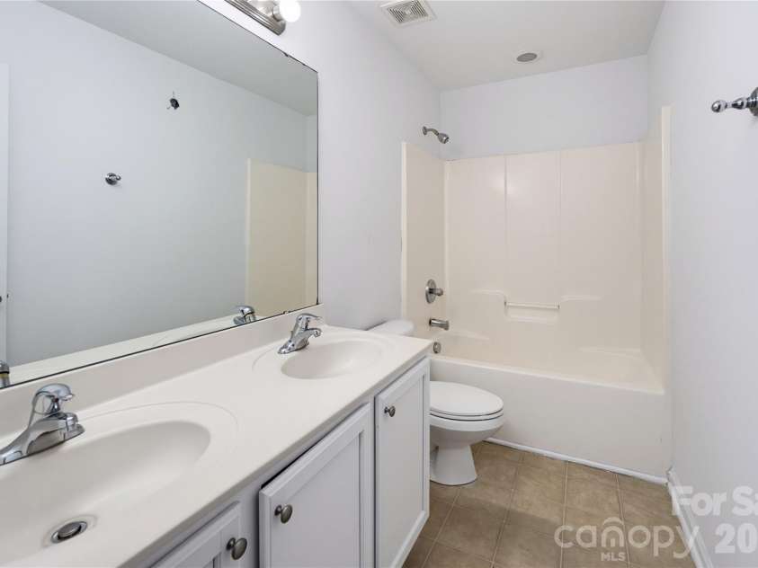 5226 Coffeeberry Lane, Charlotte, NC 28227.  MLS# CAR4401255, YatesRealty ID 42196. Common Bathroom