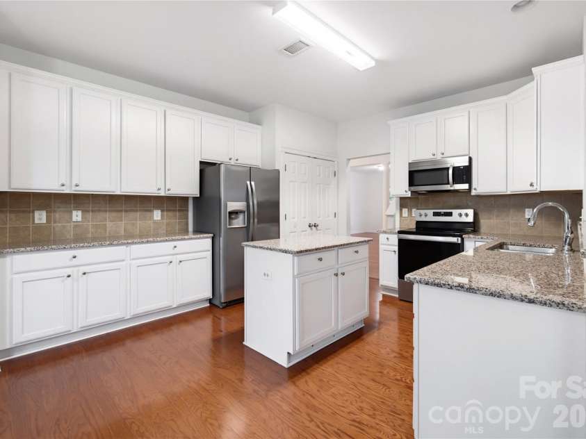 5226 Coffeeberry Lane, Charlotte, NC 28227.  MLS# CAR4401255, YatesRealty ID 42196. Kitchen