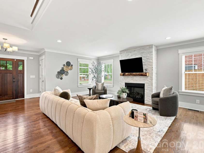 2617 Commonwealth Avenue, Charlotte, NC 28205.  MLS# CAR4408299, YatesRealty ID 42198. 