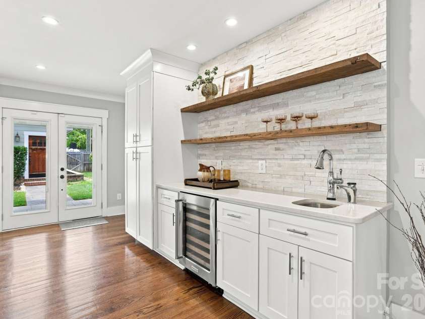 2617 Commonwealth Avenue, Charlotte, NC 28205.  MLS# CAR4408299, YatesRealty ID 42198. 