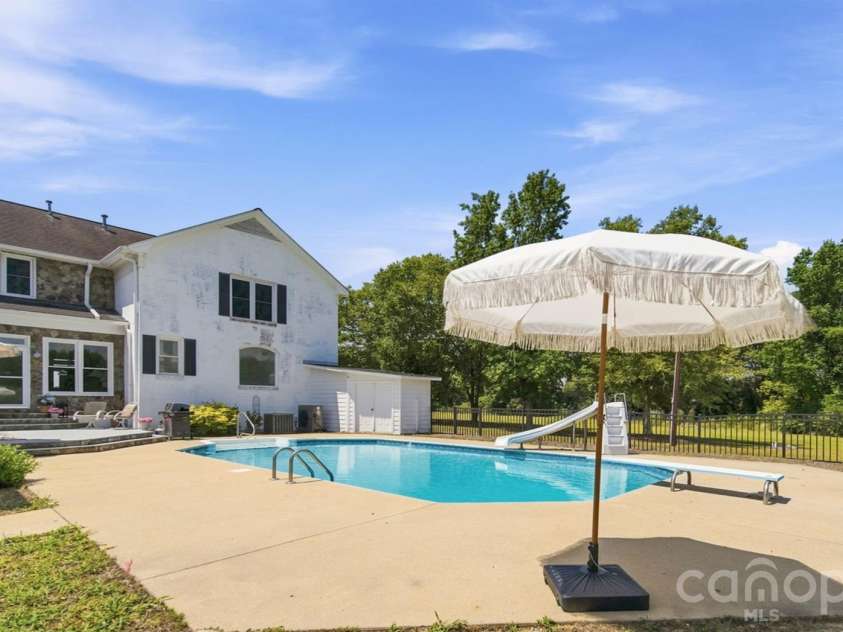 1004 Four Mile Loop, Cheraw, SC 29520.  MLS# CAR4332573, YatesRealty ID 4220. Beautiful Pool