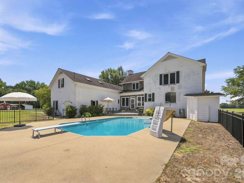 1004 Four Mile Loop, Cheraw, SC 29520.  MLS# CAR4332573, YatesRealty ID 4220. Beautiful Views