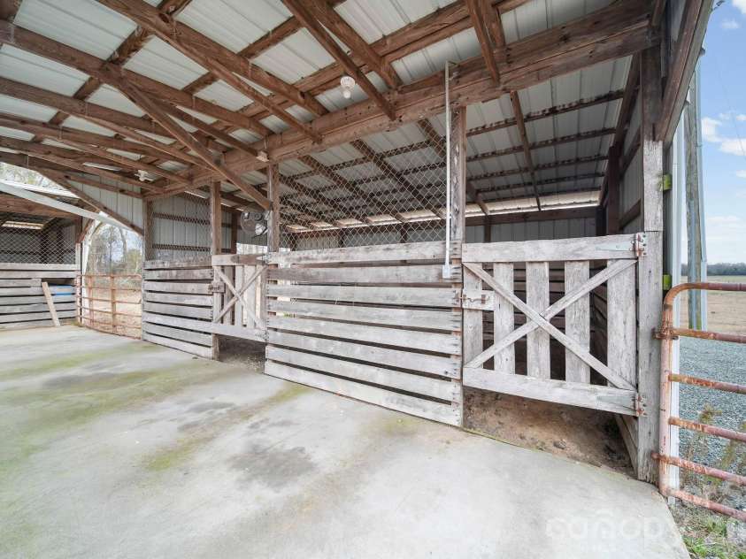 1004 Four Mile Loop, Cheraw, SC 29520.  MLS# CAR4332573, YatesRealty ID 4220. Horse Stables