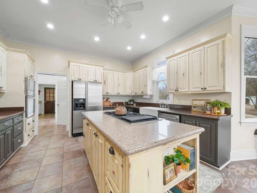 1004 Four Mile Loop, Cheraw, SC 29520.  MLS# CAR4332573, YatesRealty ID 4220. Kitchen