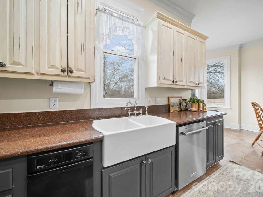 1004 Four Mile Loop, Cheraw, SC 29520.  MLS# CAR4332573, YatesRealty ID 4220. Lots of Counter Space