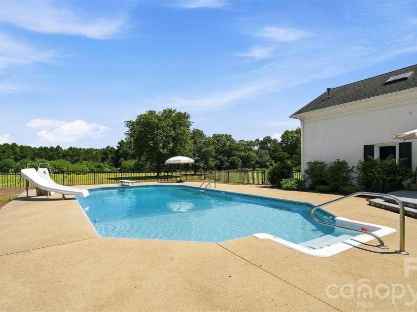1004 Four Mile Loop, Cheraw, SC 29520.  MLS# CAR4332573, YatesRealty ID 4220. Perfect Spot for the Summer