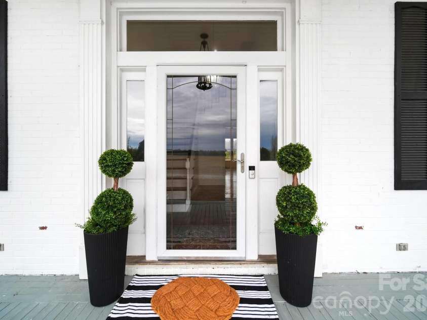 1004 Four Mile Loop, Cheraw, SC 29520.  MLS# CAR4332573, YatesRealty ID 4220. Southern Charm at it's Best