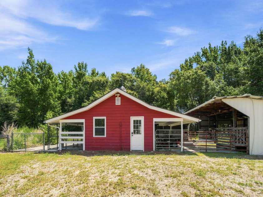 1004 Four Mile Loop, Cheraw, SC 29520.  MLS# CAR4332573, YatesRealty ID 4220. Workshop