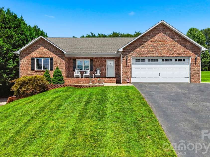 3315 47th Avenue Place, Hickory, NC 28601.  MLS# CAR4409506, YatesRealty ID 42200. 