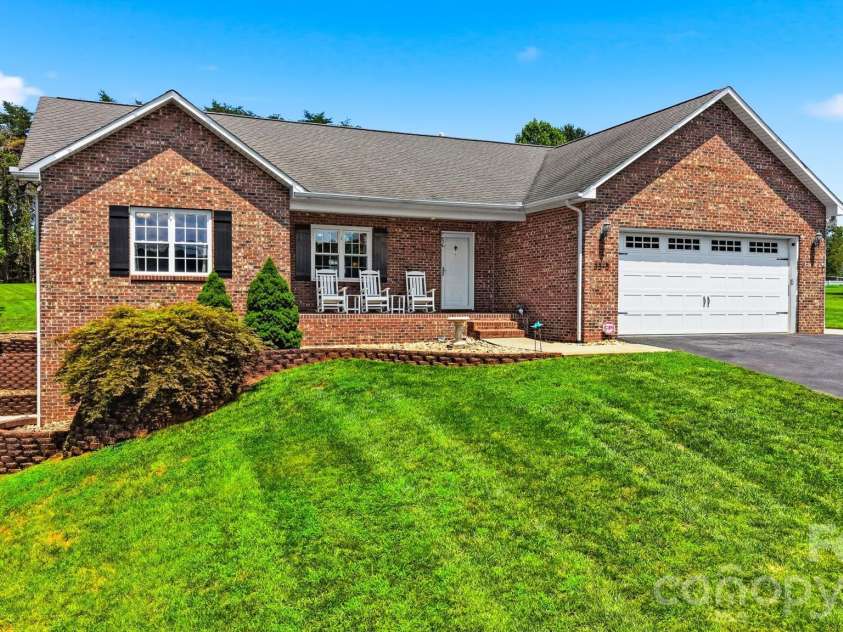 3315 47th Avenue Place, Hickory, NC 28601.  MLS# CAR4409506, YatesRealty ID 42200. 