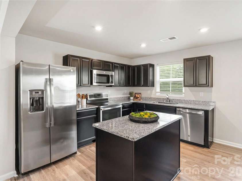 907 Taybyn Road, Fort Mill, SC 29715.  MLS# CAR4403213, YatesRealty ID 42205. Kitchen