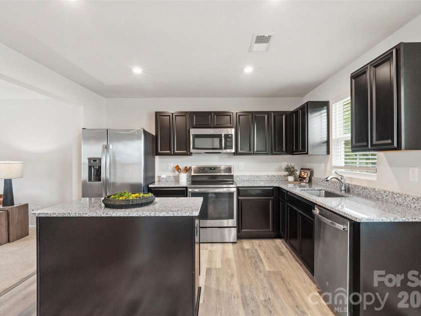907 Taybyn Road, Fort Mill, SC 29715.  MLS# CAR4403213, YatesRealty ID 42205. Kitchen