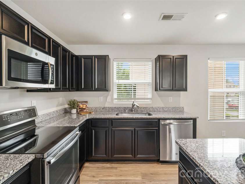 907 Taybyn Road, Fort Mill, SC 29715.  MLS# CAR4403213, YatesRealty ID 42205. Kitchen
