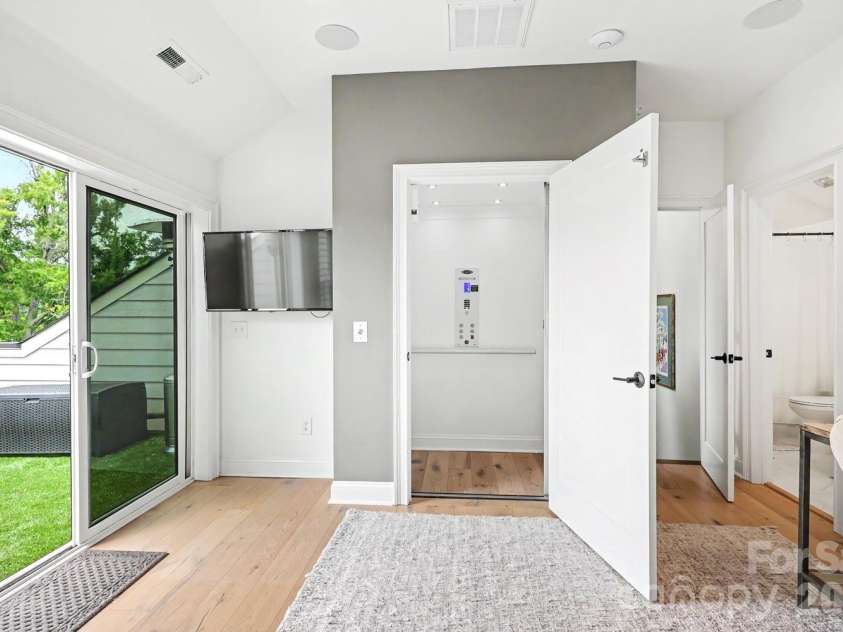 2505 Kenmore Avenue, Charlotte, NC 28204.  MLS# CAR4411346, YatesRealty ID 42206. Elevator