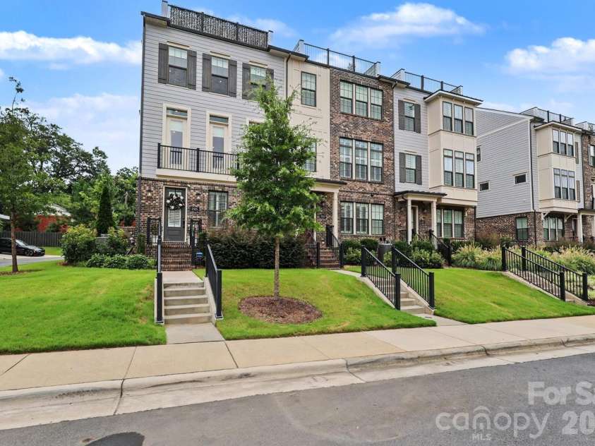 2505 Kenmore Avenue, Charlotte, NC 28204.  MLS# CAR4411346, YatesRealty ID 42206. Gorgeous End Unit.
