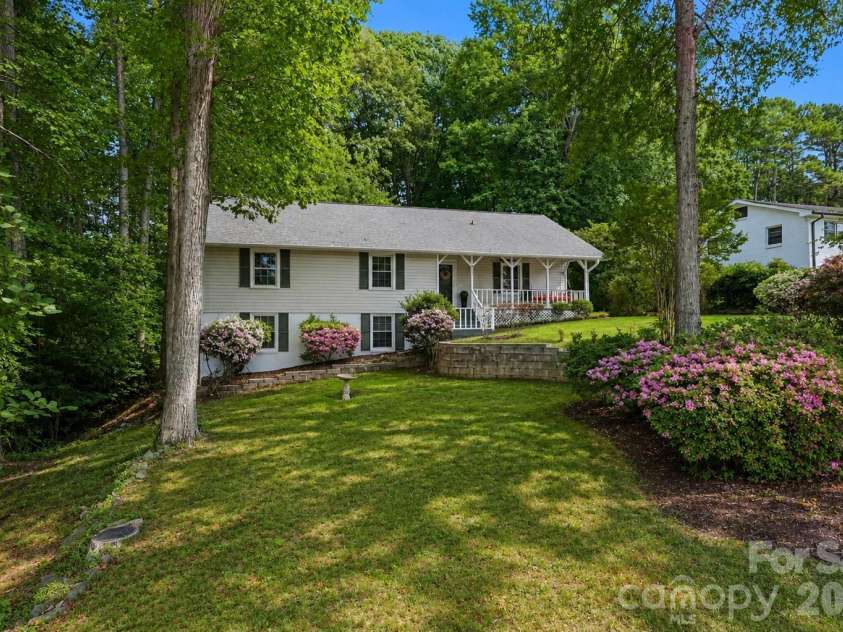 4242 Garvin Drive, Charlotte, NC 28269.  MLS# CAR4411479, YatesRealty ID 42208. 