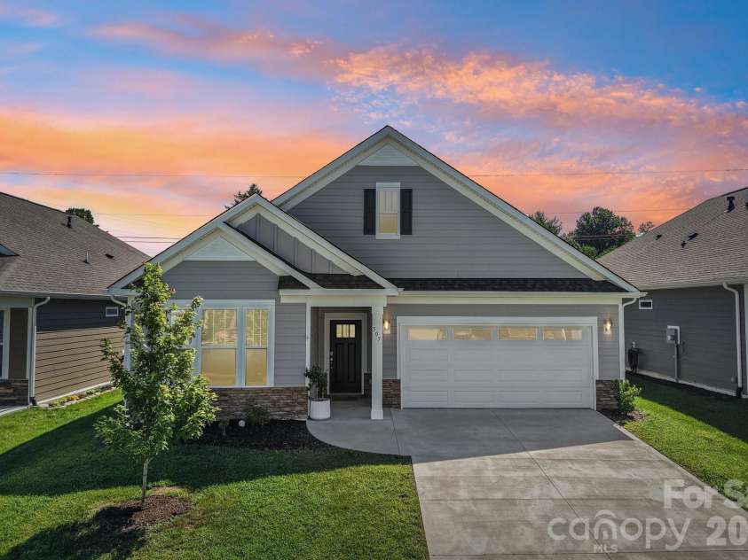 505 Fox Cove Road, Hendersonville, NC 28792.  MLS# CAR4405060, YatesRealty ID 42209. 