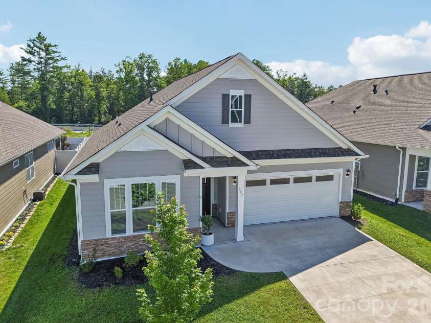 505 Fox Cove Road, Hendersonville, NC 28792.  MLS# CAR4405060, YatesRealty ID 42209. 