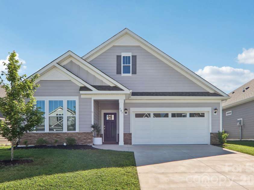 505 Fox Cove Road, Hendersonville, NC 28792.  MLS# CAR4405060, YatesRealty ID 42209. 