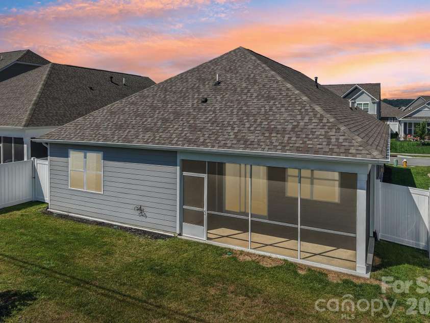 505 Fox Cove Road, Hendersonville, NC 28792.  MLS# CAR4405060, YatesRealty ID 42209. 