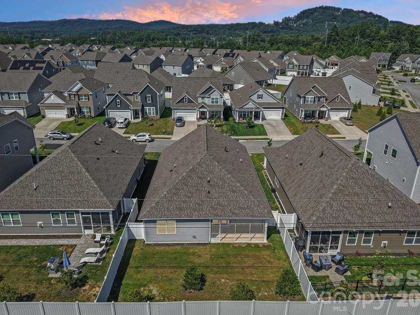 505 Fox Cove Road, Hendersonville, NC 28792.  MLS# CAR4405060, YatesRealty ID 42209. 