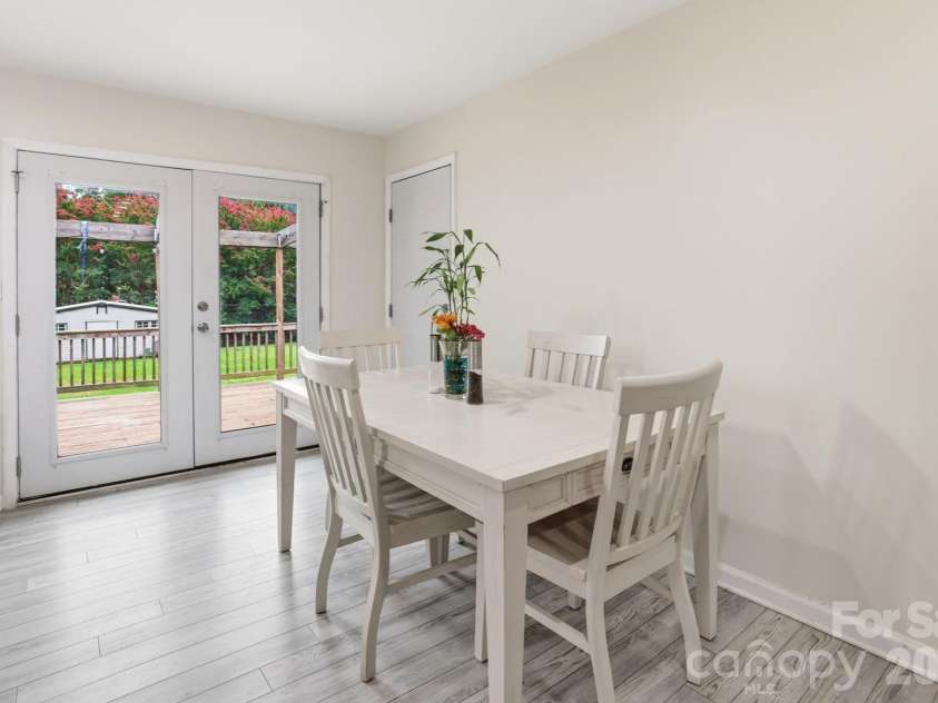 131 Midwood Lane, Belmont, NC 28012.  MLS# CAR4404670, YatesRealty ID 42211. Bright Dinning