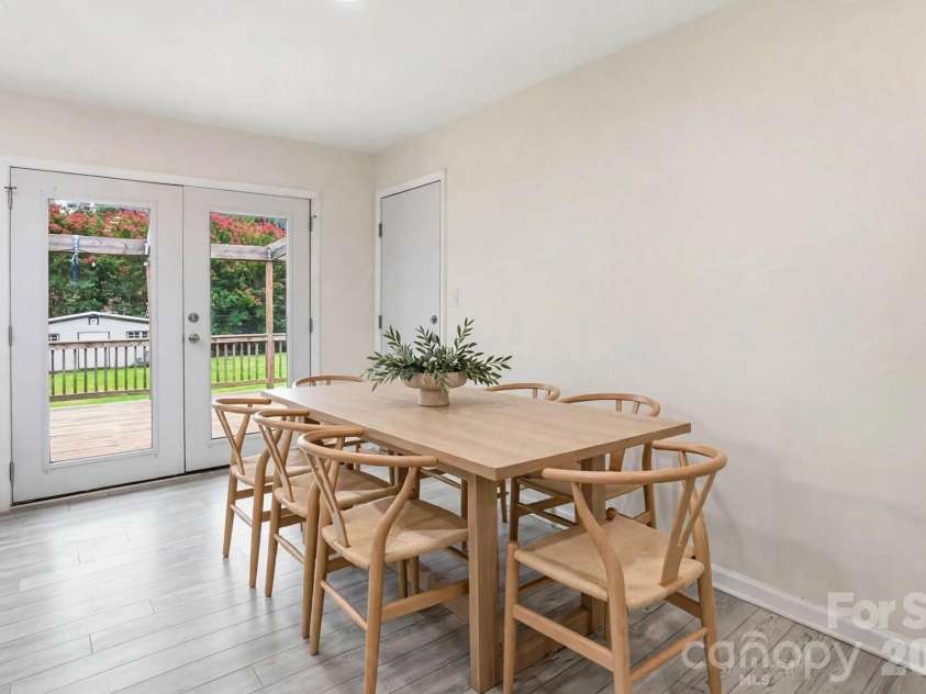 131 Midwood Lane, Belmont, NC 28012.  MLS# CAR4404670, YatesRealty ID 42211. DINNING*Virtually Staged