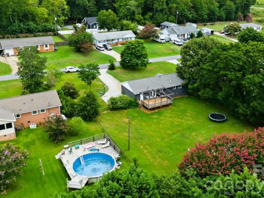 131 Midwood Lane, Belmont, NC 28012.  MLS# CAR4404670, YatesRealty ID 42211. Huge Backyard