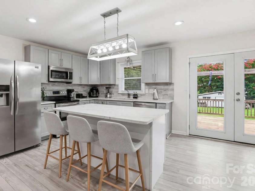 131 Midwood Lane, Belmont, NC 28012.  MLS# CAR4404670, YatesRealty ID 42211. KITCHEN WITH QUARTZ COUNTERTOPS