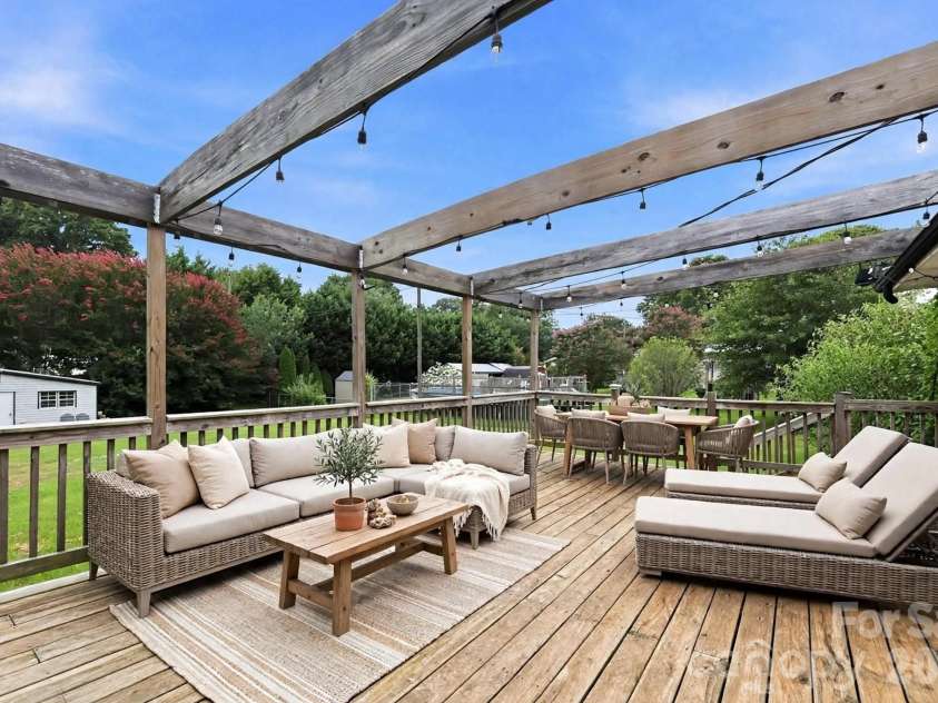 131 Midwood Lane, Belmont, NC 28012.  MLS# CAR4404670, YatesRealty ID 42211. LARGE DECK & BACYARD