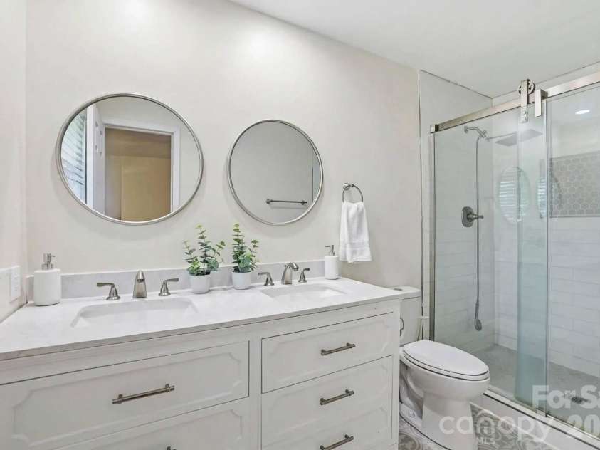 131 Midwood Lane, Belmont, NC 28012.  MLS# CAR4404670, YatesRealty ID 42211. MASTER BATHROOM