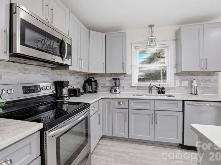 131 Midwood Lane, Belmont, NC 28012.  MLS# CAR4404670, YatesRealty ID 42211. Modern Cabinets
