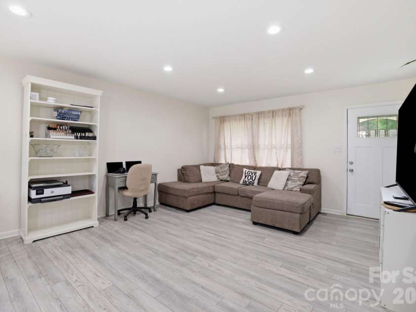 131 Midwood Lane, Belmont, NC 28012.  MLS# CAR4404670, YatesRealty ID 42211. Open Concept!!