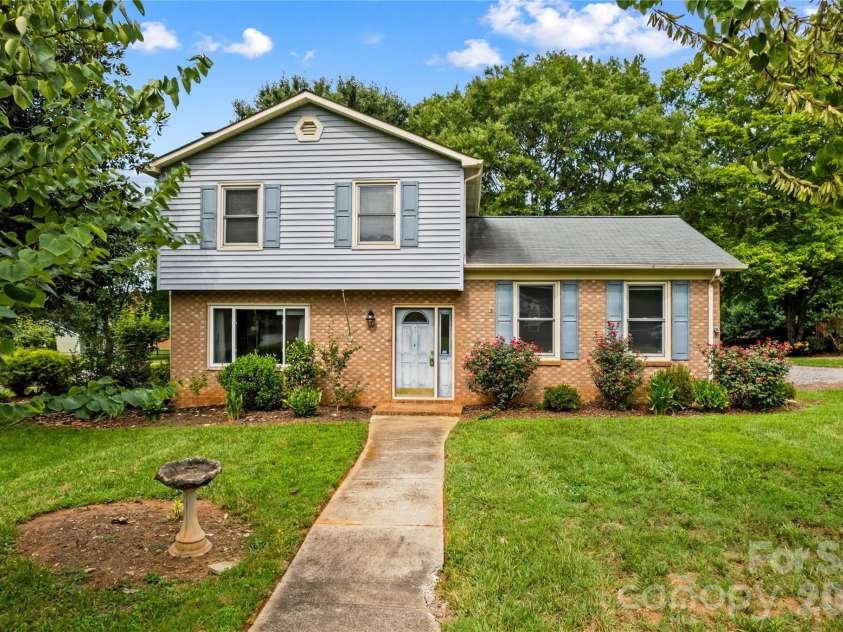 603 Colonial Drive, Statesville, NC 28625.  MLS# CAR4408153, YatesRealty ID 42215. 