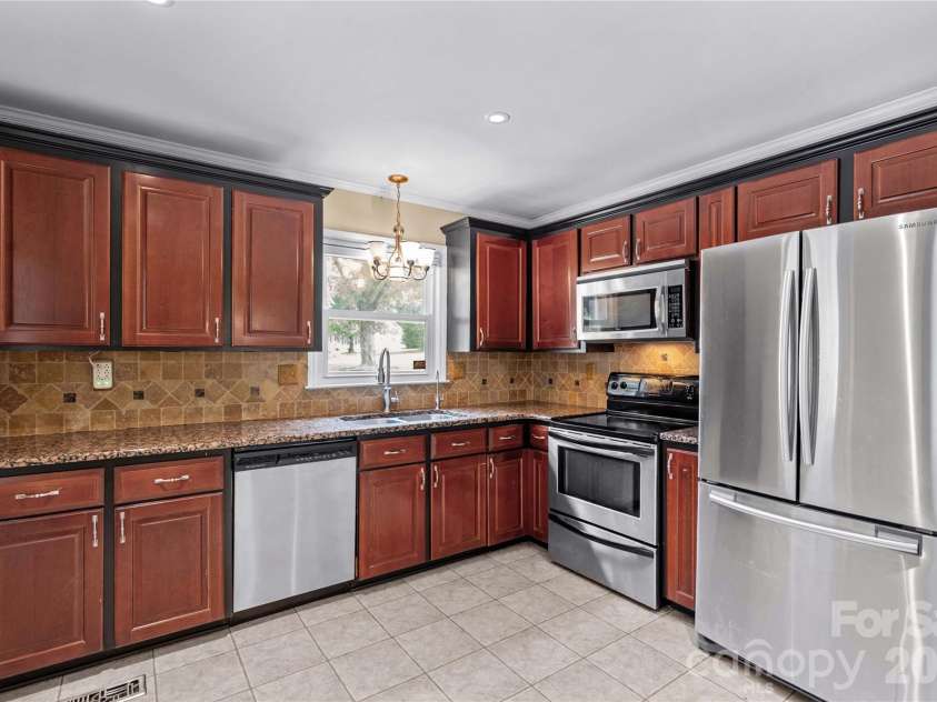603 Colonial Drive, Statesville, NC 28625.  MLS# CAR4408153, YatesRealty ID 42215. 