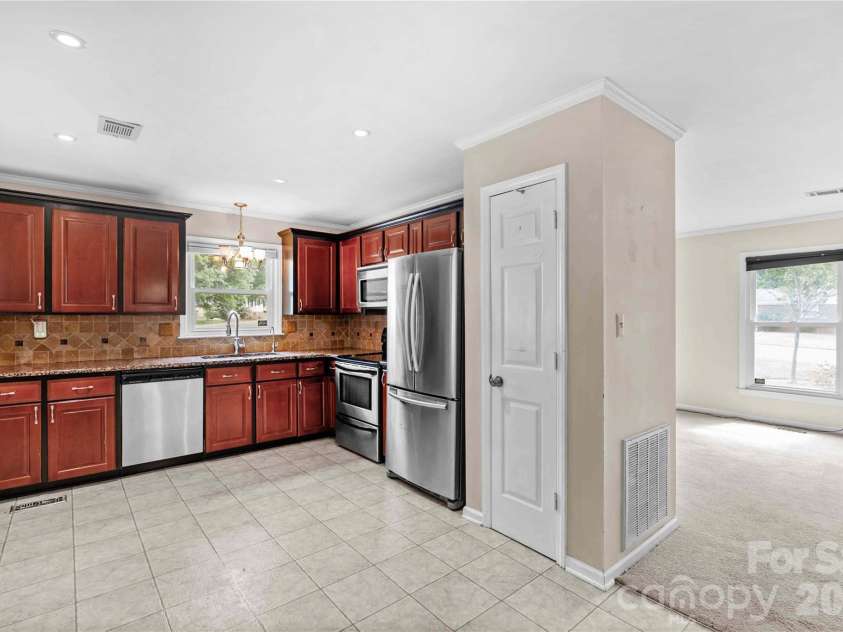603 Colonial Drive, Statesville, NC 28625.  MLS# CAR4408153, YatesRealty ID 42215. 
