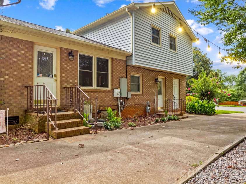 603 Colonial Drive, Statesville, NC 28625.  MLS# CAR4408153, YatesRealty ID 42215. 